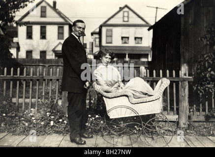 Mari Femme Roues in Wicker Baby Carriage Banque D'Images