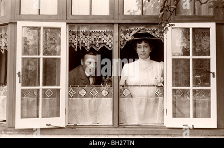 Beau couple encadrée dans Windows Banque D'Images