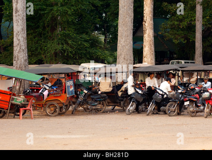 Les chauffeurs de taxi sur le grade de moto, tut-tuts lounge autour d'attente pour les touristes à Angkor Wat, Siem Reap, Cambodge Banque D'Images