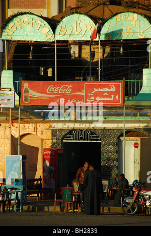 Edfou, EGYPTE. Un café par le Nil. L'année 2009. Banque D'Images