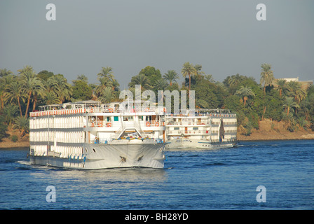 Nil, la Haute Egypte. Deux bateaux de croisière sur le fleuve entre Louxor et Assouan. Banque D'Images