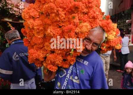 Le marché public de la Jamaïque est le principal point de distribution commerciale pour les fleurs pour la Journée de la mort de festivités. Banque D'Images