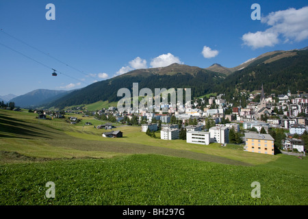 CITYSCAPE, TÉLÉPHÉRIQUE JAKOBSHORN-BAHN, DAVOS, Grisons, Suisse Banque D'Images