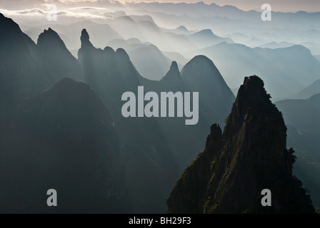 Dedo de Deus, Parque Nacional da Serra dos Órgãos ( Parc National de la Serra dos Orgaos ), l'État de Rio de Janeiro, Brésil. Banque D'Images