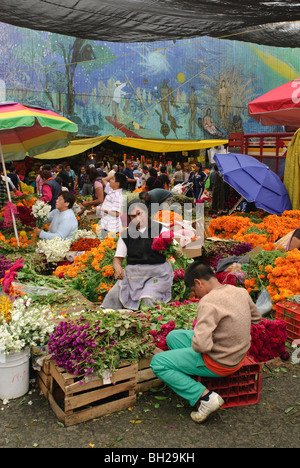 Le marché public de la Jamaïque est le principal point de distribution commerciale pour les fleurs pour la Journée de la mort de festivités. Banque D'Images