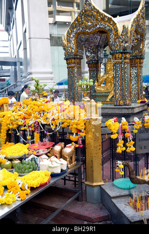 Sanctuaire d'Erawan sur Thanon Rama I / Ploenchit - Bangkok, Thaïlande Banque D'Images