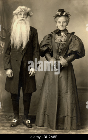 Couple d'âge moyen habillé en vieux Banque D'Images