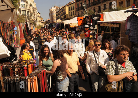 Les foules au marché aux puces El Rastro à Madrid Banque D'Images