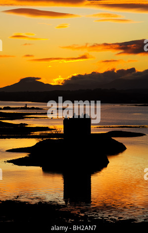 Château de Stalker, coucher de Appin, à plus de Firth of Lorne à l'île de Mull. Banque D'Images