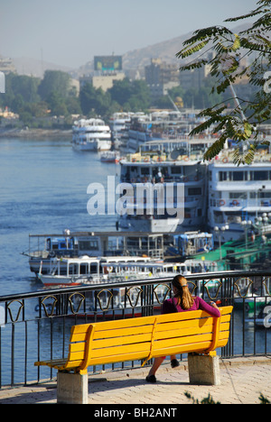 Assouan, Egypte. Une vue sur le Nil et les bateaux de croisière de Ferial Jardins. Banque D'Images