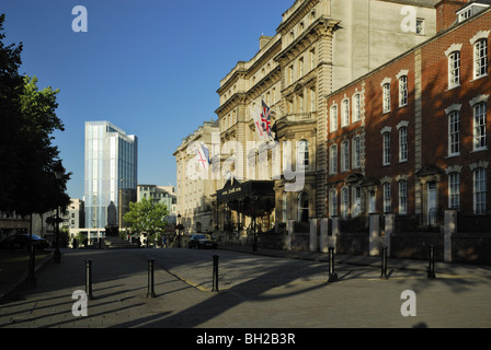 Vue vers le centre-ville de Bristol avec le Bristol Marriott Royal Hotel à droite et le Radisson Blu moderne dans la distance Banque D'Images