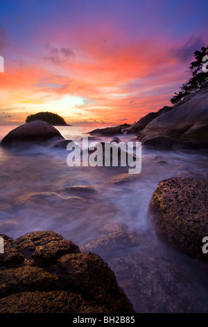 Coucher de soleil dans la mer tropicale près de l'île de Phuket. La mer d'Andaman. Thaïlande Banque D'Images