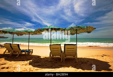 Chaises longues et parasols sur une plage tropicale de sable. Phuket Island. Thaïlande Banque D'Images