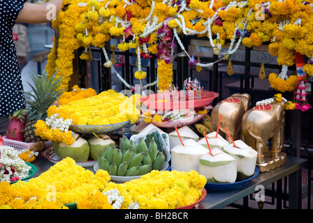 Des offrandes de fruits à un culte sur Thanon Rama I / Ploenchit Banque D'Images