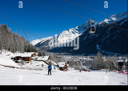 Vue sur la station et les remontées mécaniques sur le pistes par télécabine du Brévent, Chamonix Mont Blanc, Haute Savoie, France Banque D'Images