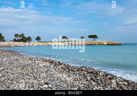 Près de la frontière italienne, française - Côte d'Azur resort de Menton plage et front de mer. Banque D'Images