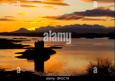 Château de Stalker, coucher du soleil à Appin sur Firth of Lorne à l'île de Mull. Banque D'Images