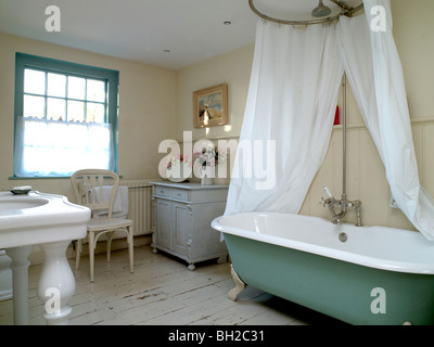 Salle de bains,chambre,lit peint en bleu, lampes de chevet et des tableaux Banque D'Images