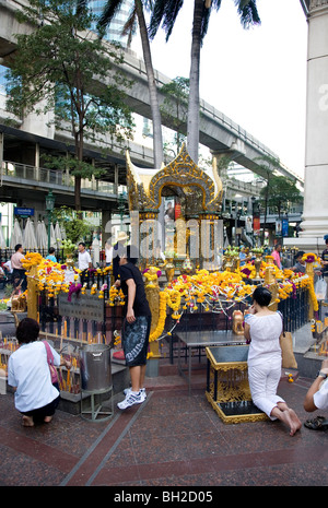 Sanctuaire d'Erawan sur Thanon Rama I / Ploenchit - Bangkok , Thaïlande Banque D'Images