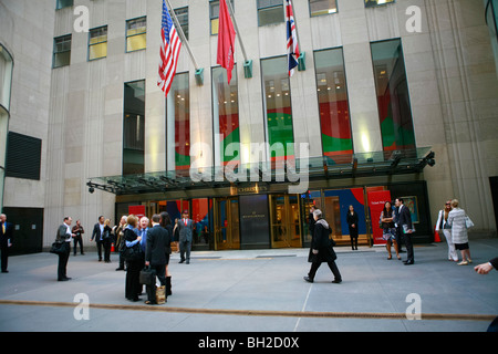 Les visiteurs attendent devant la branche américaine Christie's dans le Rockefeller Center, New York Banque D'Images