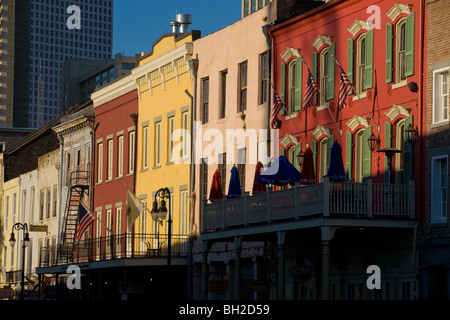 Façades de bâtiments sur Decatur Street Quartier Français de La Nouvelle-Orléans, Louisiane Banque D'Images