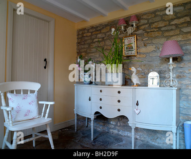 Salle de bains,chambre,lit peint en bleu, lampes de chevet et des tableaux Banque D'Images