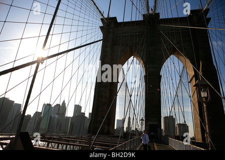 Vue sur le pont de Brooklyn Nuit et jours où les gens à pied ou à cheval à travers l'East River à Manhattan Banque D'Images