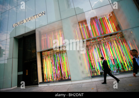 Facade of the Louis Vuitton Store on the 5th avenue Stock Photo - Alamy