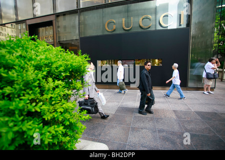 Les piétons circulant par le Gucci store sur la 5e Avenue Banque D'Images