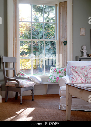 Salle de bains,chambre,lit peint en bleu, lampes de chevet et des tableaux Banque D'Images