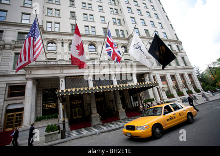 Le Plaza Hotel, vu de l'angle de la 5e Avenue à Manhattan avec un taxi jaune d'attente avant l'entrée Banque D'Images