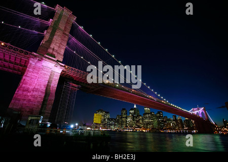 Vue sur le pont de Brooklyn Nuit et jours où les gens à pied ou à cheval à travers l'East River à Manhattan Banque D'Images