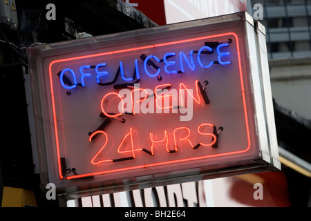 Licence Off Ouvert 24 heures shop sign in Brighton, East Sussex, UK. Banque D'Images