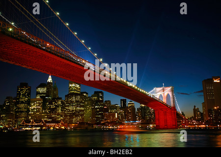 Vue sur le pont de Brooklyn Nuit et jours où les gens à pied ou à cheval à travers l'East River à Manhattan Banque D'Images