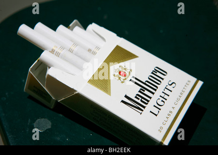 Cigarettes de Marlboro et livre de correspondances Banque D'Images