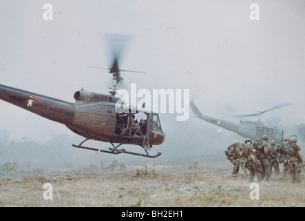 Les hélicoptères UH-1D du 25e bataillon de l'Aviation ramasser blessés d'infanterie du 25e Division d'infanterie, quelque part près de Cu Chi Banque D'Images