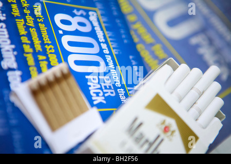 Cigarettes de Marlboro et livre de correspondances Banque D'Images