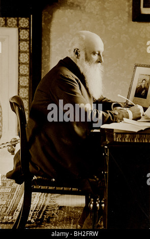 Vieil homme barbu avec une plume d'écriture Banque D'Images