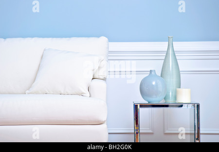 Portrait d'un salon, l'accent sur un côté de la table blanche et table avec des vases. Format horizontal. Banque D'Images