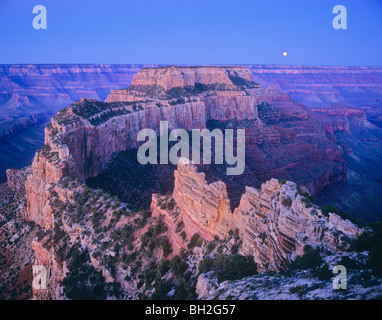 Lune au-dessus de Cape Royal Wotans trône sur la rive nord du Grand Canyon, le Parc National du Grand Canyon, Arizona, USA Banque D'Images