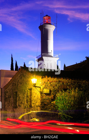 Ancien phare de Colonia del Sacramento au crépuscule. L'Uruguay Banque D'Images