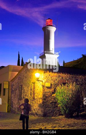 Ancien phare de Colonia del Sacramento au crépuscule. L'Uruguay Banque D'Images