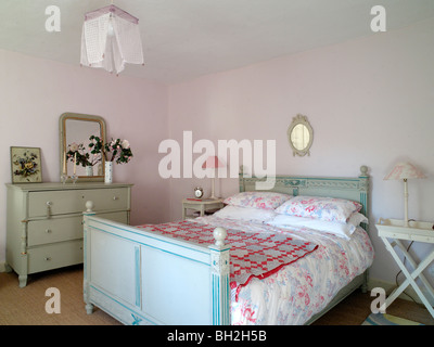 Salle de bains,chambre,lit peint en bleu, lampes de chevet et des tableaux Banque D'Images