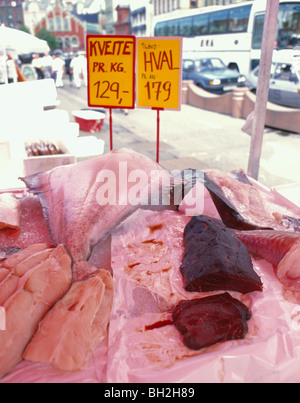 Kveite (flétan) et Hval (baleine) en vente au marché aux poissons, Torget, Bergen, Hordaland, Norvège. Banque D'Images