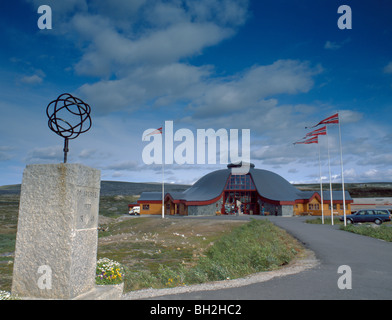 Socle en pierre et cercle polaire centre touristique au cercle polaire, saltfjell, Nordland, Norvège. Banque D'Images