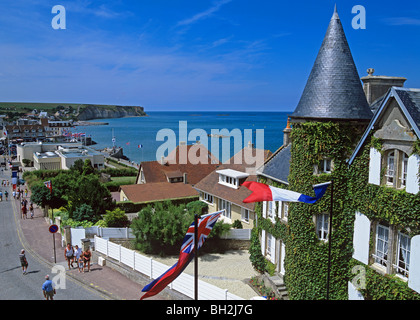 Vue sur Arromanches montrant vestiges du port Mulberry utilisé dans les débarquements du Jour Banque D'Images