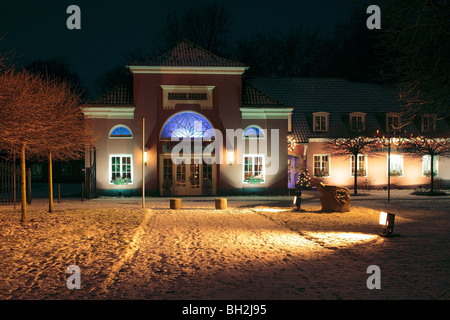 Route der Industriekultur, Abendstimmung am verschneiten Schlossrestaurant von Schloss Oberhausen, Ruhr, Niederrhein, Nordrhein-Westfalen Banque D'Images