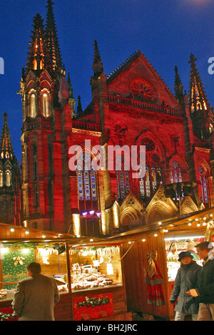 Marché de Noël EN FACE DE L'Église protestante SAINT ETIENNE MULHOUSE, PLACE DE LA RÉUNION, HAUT-RHIN (68), Alsace, France Banque D'Images