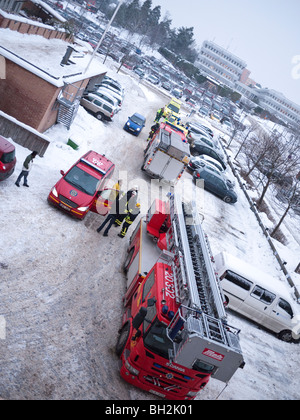 Véhicules d'incendie en hiver (Suède) Banque D'Images