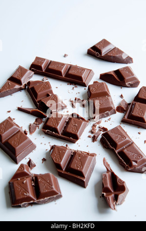 Une barre de chocolat Cadbury's brisé en plusieurs morceaux. Banque D'Images
